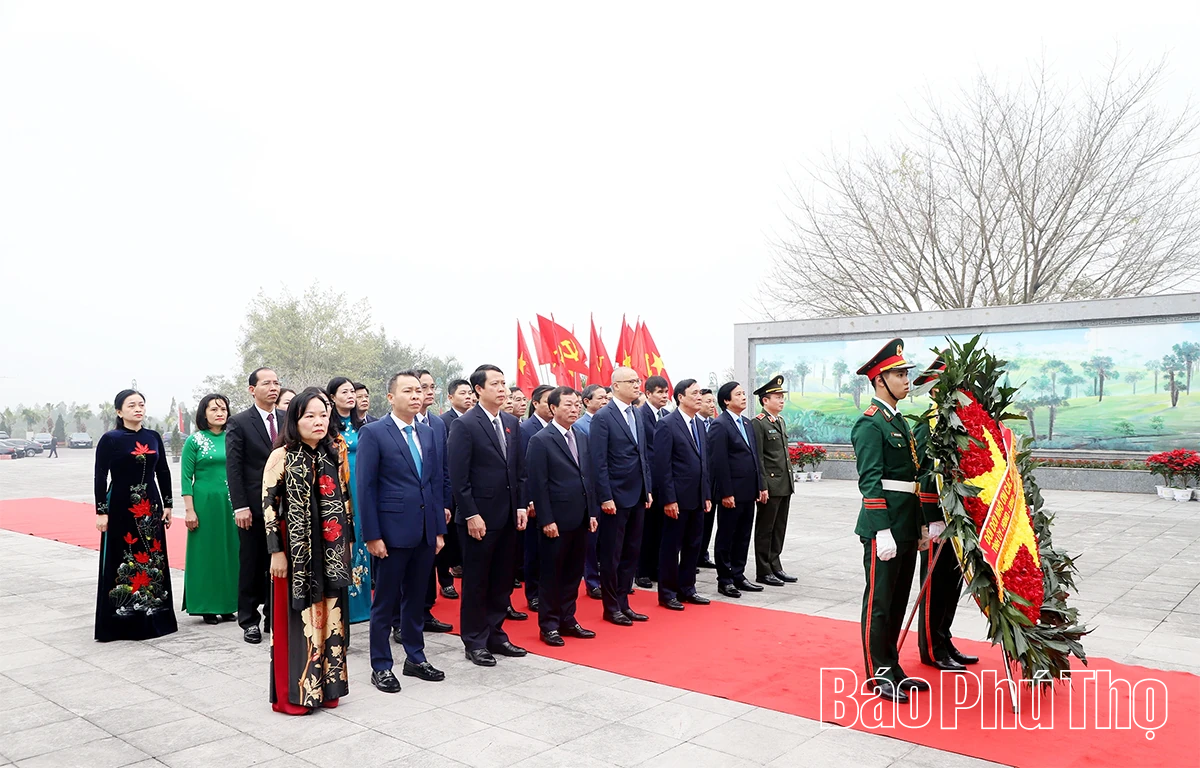Các đồng chí lãnh đạo tỉnh dâng hương tưởng niệm các Anh hùng liệt sĩ