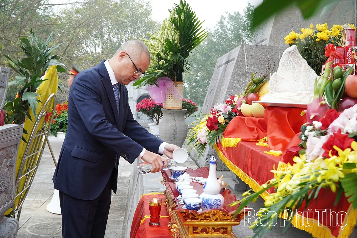 Các đồng chí lãnh đạo tỉnh dâng hương tưởng niệm các Anh hùng liệt sĩ