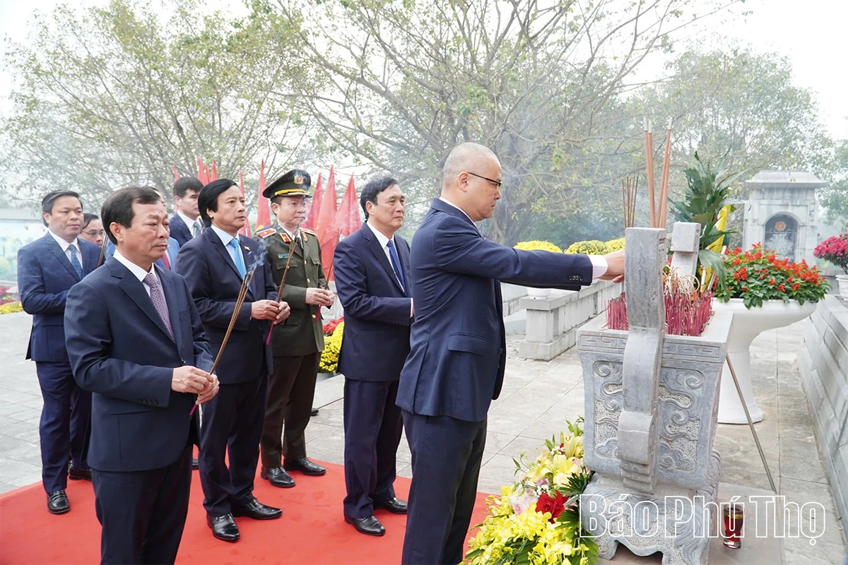 Các đồng chí lãnh đạo tỉnh dâng hương tưởng niệm các Anh hùng liệt sĩ
