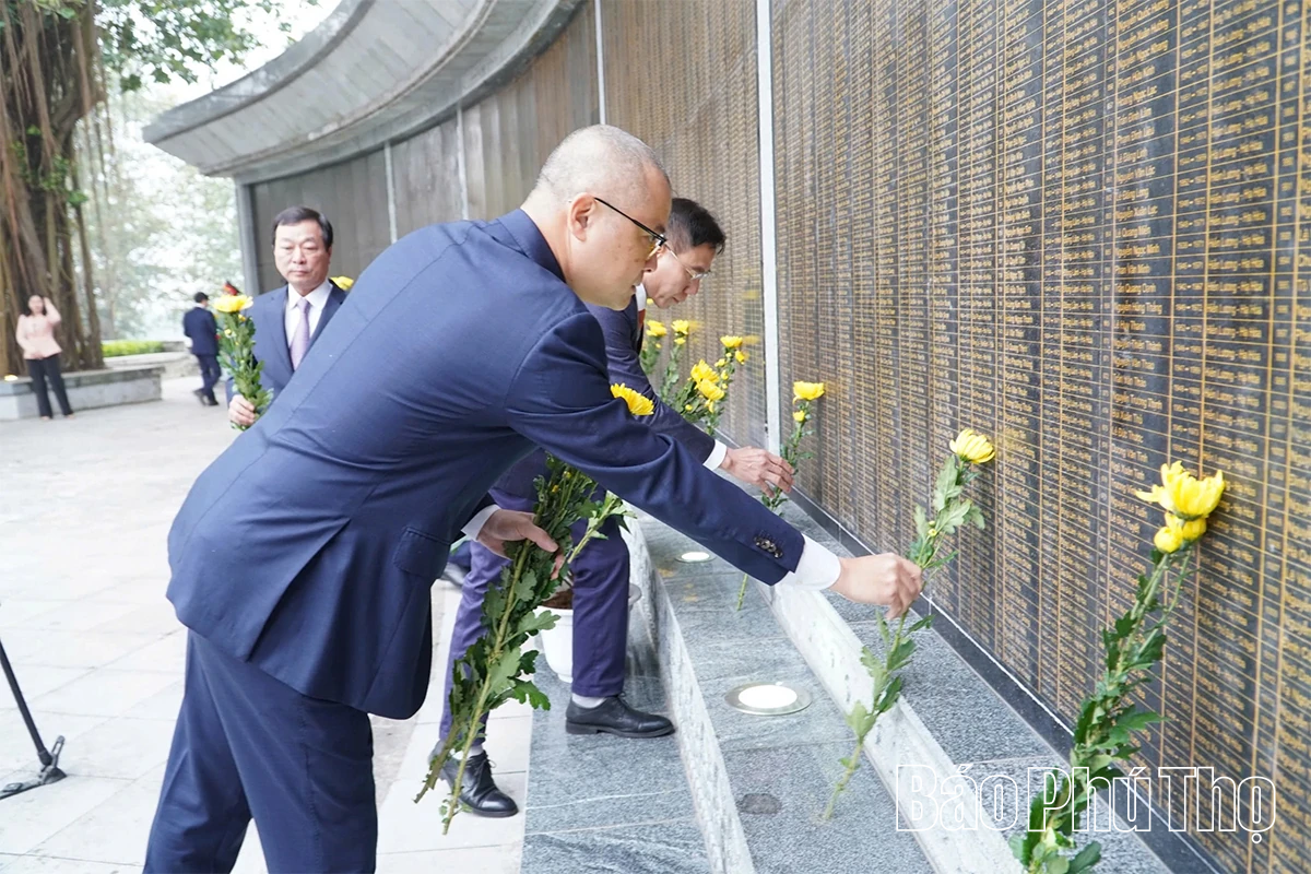 Các đồng chí lãnh đạo tỉnh dâng hương tưởng niệm các Anh hùng liệt sĩ