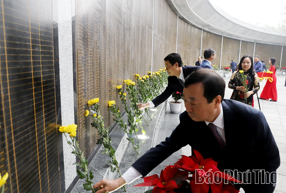 Các đồng chí lãnh đạo tỉnh dâng hương tưởng niệm các Anh hùng liệt sĩ