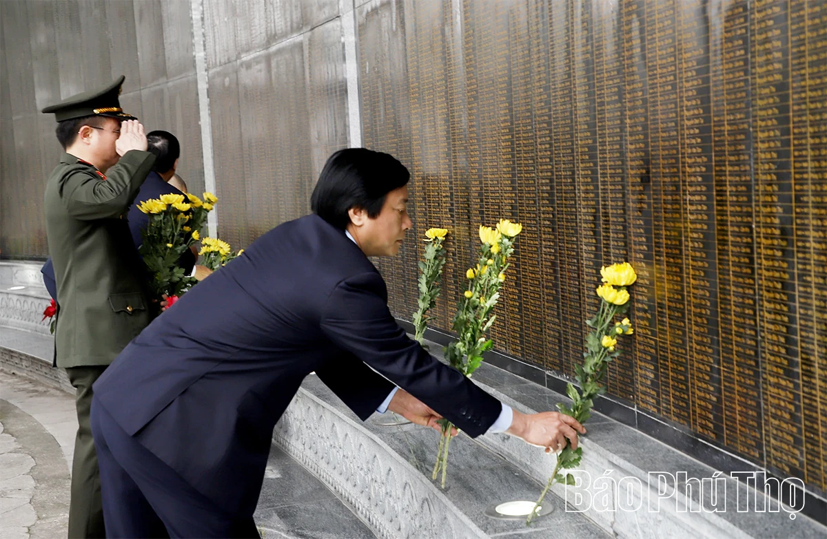 Các đồng chí lãnh đạo tỉnh dâng hương tưởng niệm các Anh hùng liệt sĩ