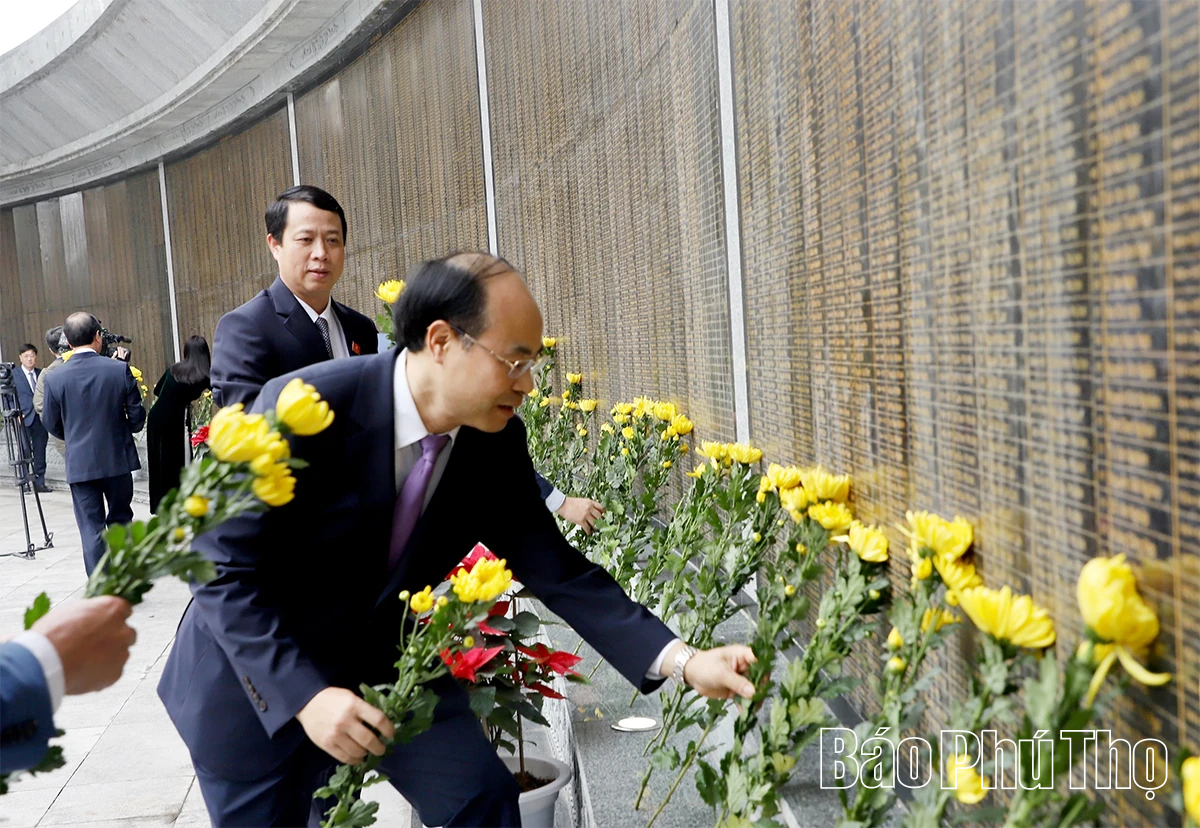 Các đồng chí lãnh đạo tỉnh dâng hương tưởng niệm các Anh hùng liệt sĩ