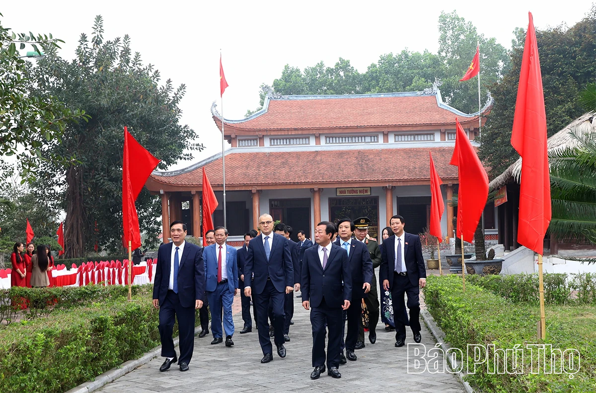 Các đồng chí lãnh đạo tỉnh dâng hương tưởng niệm các Anh hùng liệt sĩ