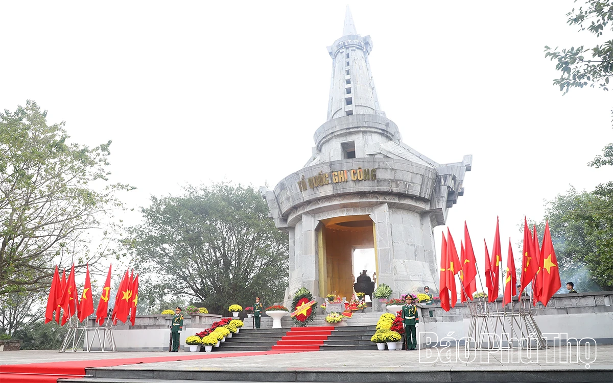 Các đồng chí lãnh đạo tỉnh dâng hương tưởng niệm các Anh hùng liệt sĩ