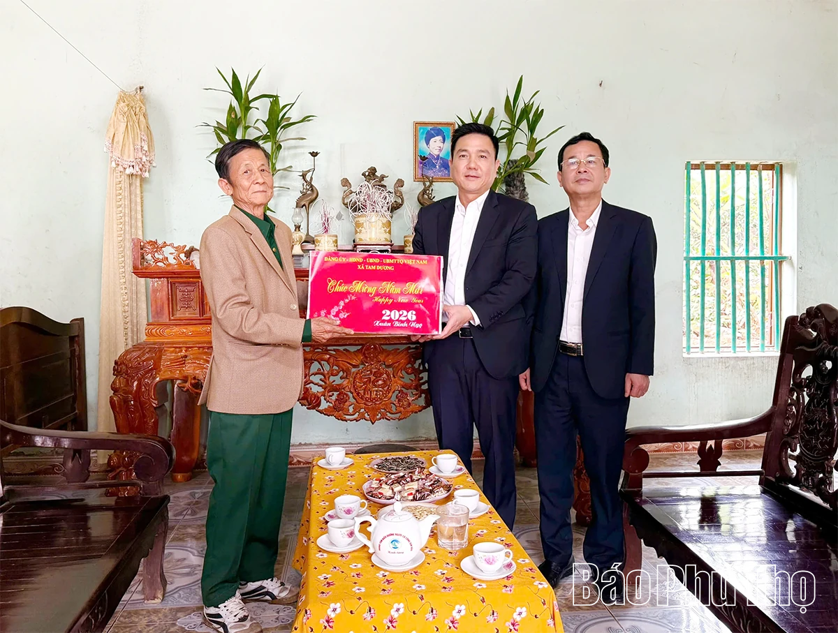 Phó Chủ tịch UBND tỉnh Vũ Việt Văn trao quà Tết cho gia đình chính sách