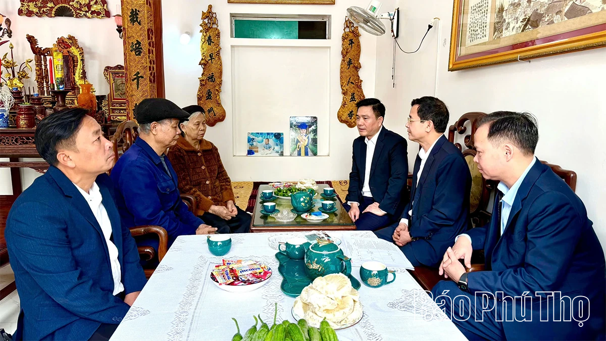 Phó Chủ tịch UBND tỉnh Vũ Việt Văn trao quà Tết cho gia đình chính sách