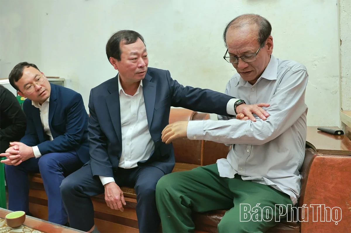 Phó Bí thư Thường trực Tỉnh ủy Bùi Văn Quang thăm, tặng quà Tết người có công