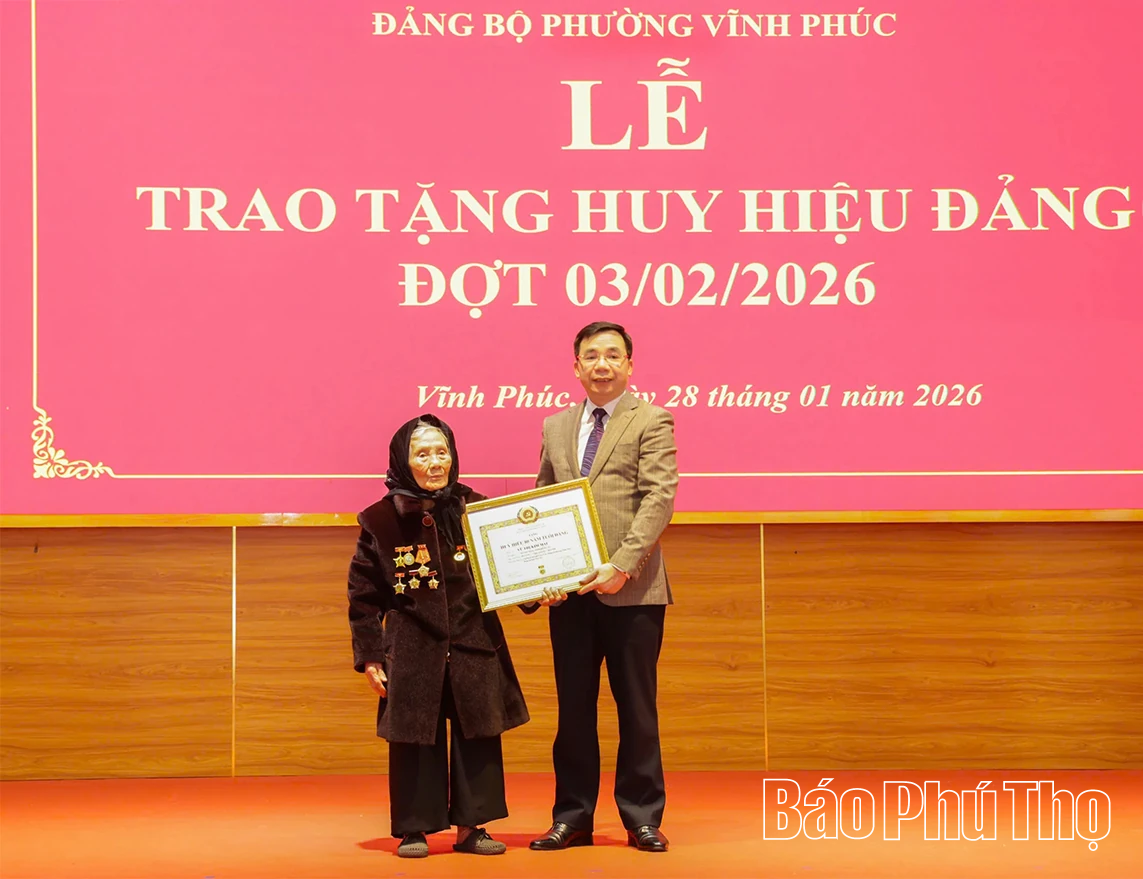 Phó Bí thư Tỉnh ủy Bùi Huy Vĩnh trao Huy hiệu Đảng tặng đảng viên phường Vĩnh Phúc