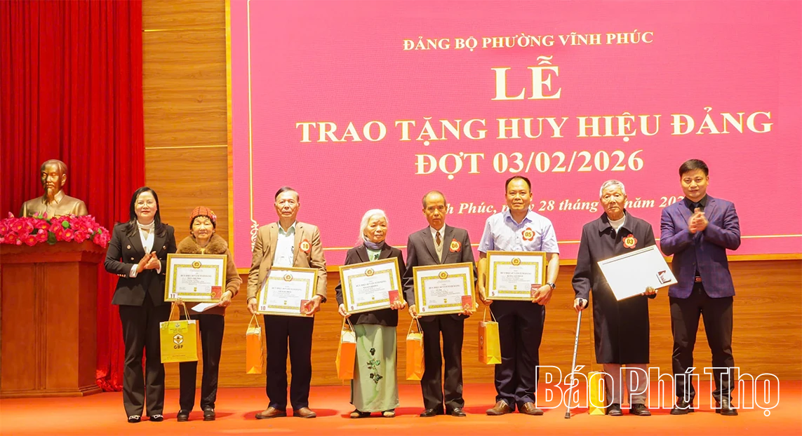 Phó Bí thư Tỉnh ủy Bùi Huy Vĩnh trao Huy hiệu Đảng tặng đảng viên phường Vĩnh Phúc