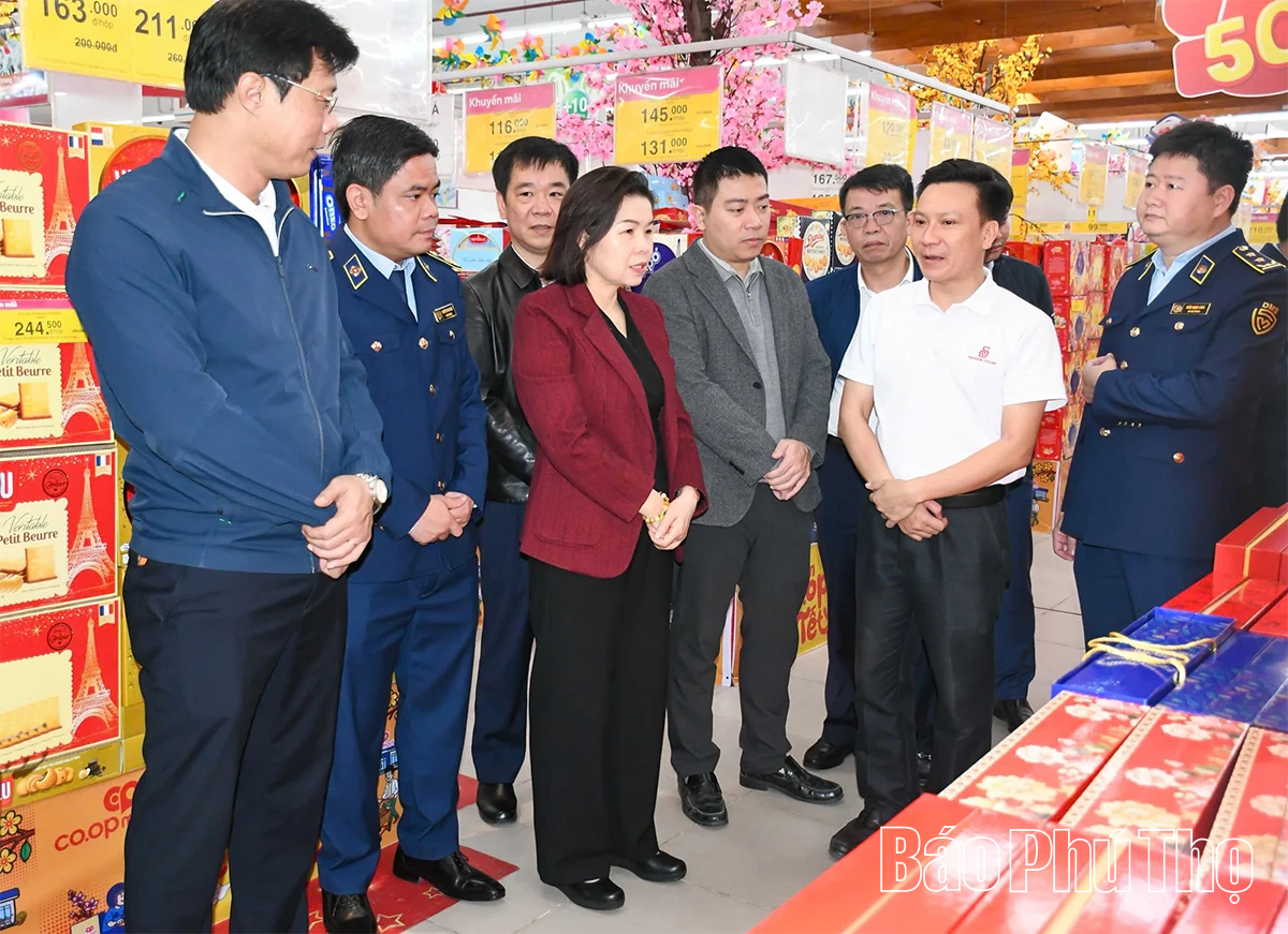 Phó Chủ tịch UBND tỉnh Phùng Thị Kim Nga kiểm tra công tác bình ổn thị trường dịp Tết Nguyên đán