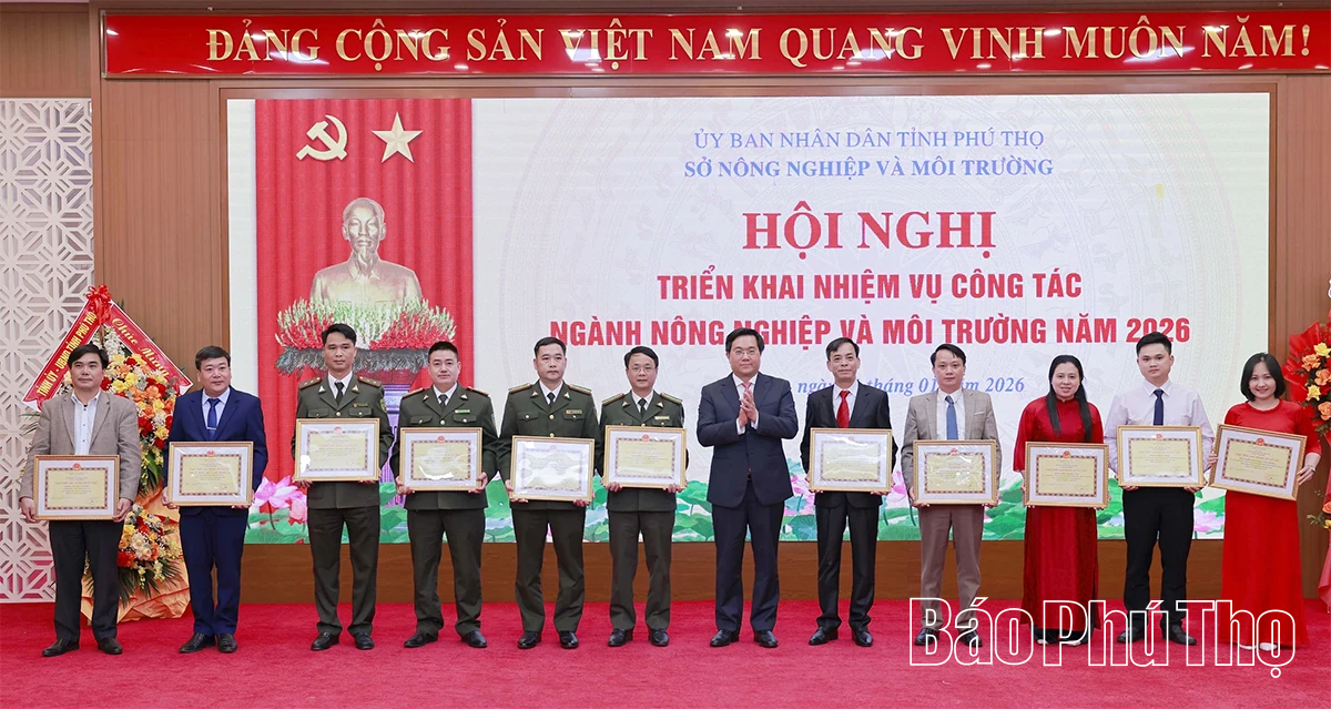 Chủ tịch UBND tỉnh Trần Duy Đông: Xác định nông nghiệp là trụ đỡ, nông dân là trung tâm, nông thôn là nền tảng