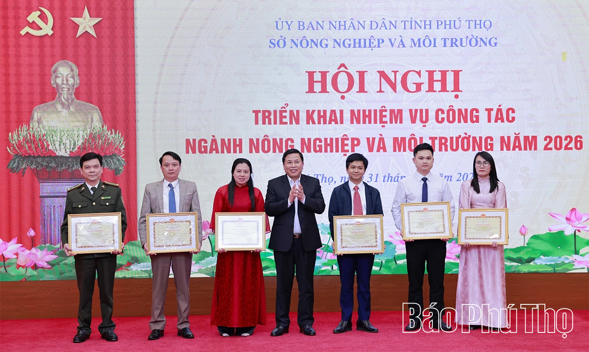 Chủ tịch UBND tỉnh Trần Duy Đông: Xác định nông nghiệp là trụ đỡ, nông dân là trung tâm, nông thôn là nền tảng