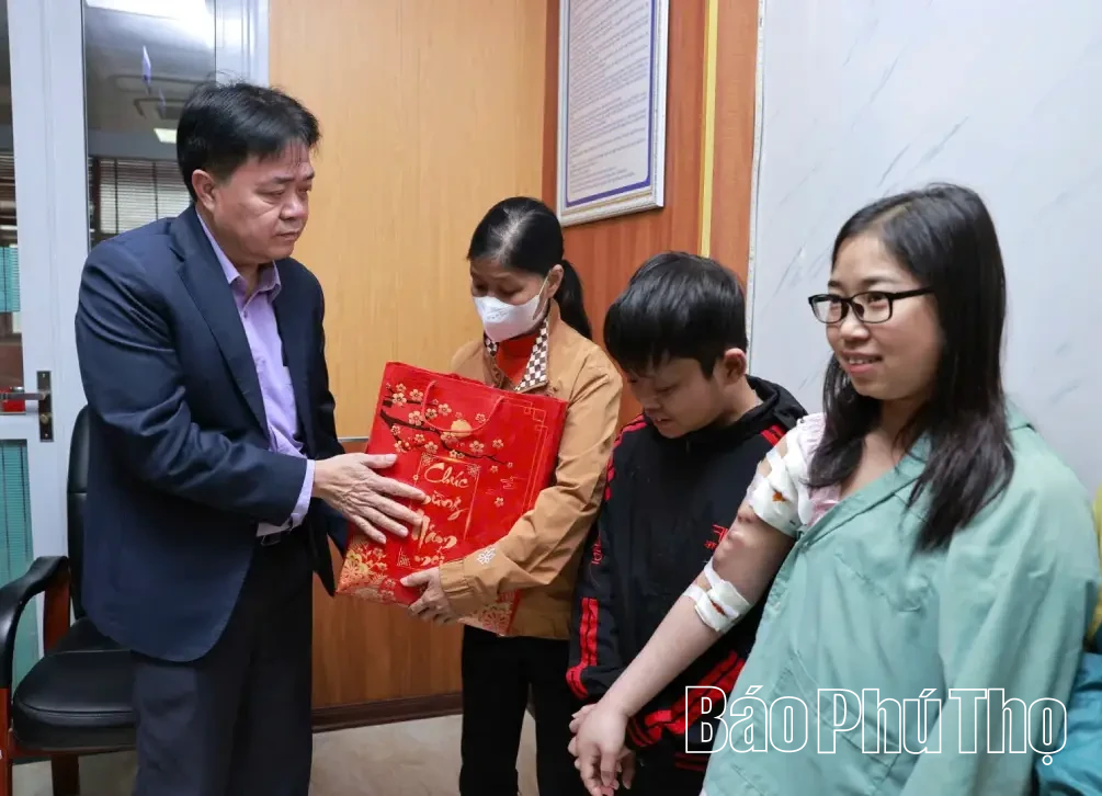 Trao quà Tết cho các bệnh nhân, gia đình có hoàn cảnh khó khăn