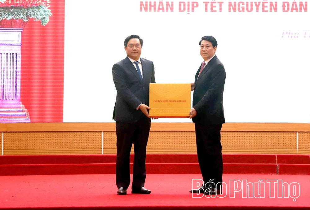 Chủ tịch nước Lương Cường thăm, tặng quà và chúc Tết tại Phú Thọ