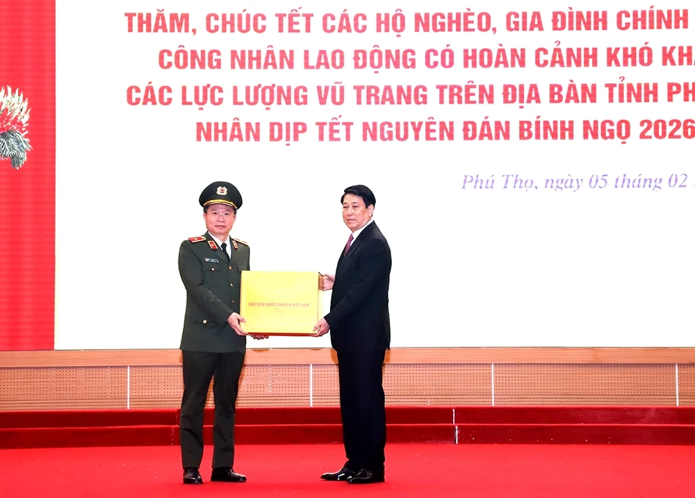 Chủ tịch nước Lương Cường thăm, tặng quà và chúc Tết tại Phú Thọ