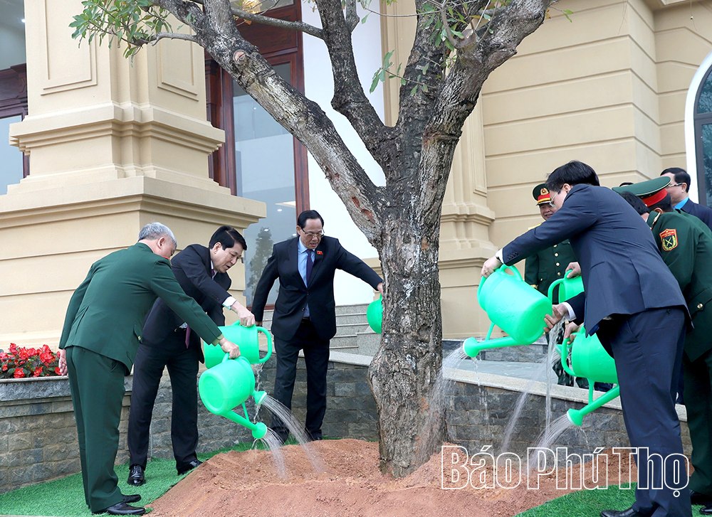 Chủ tịch nước Lương Cường thăm, tặng quà và chúc Tết tại Phú Thọ