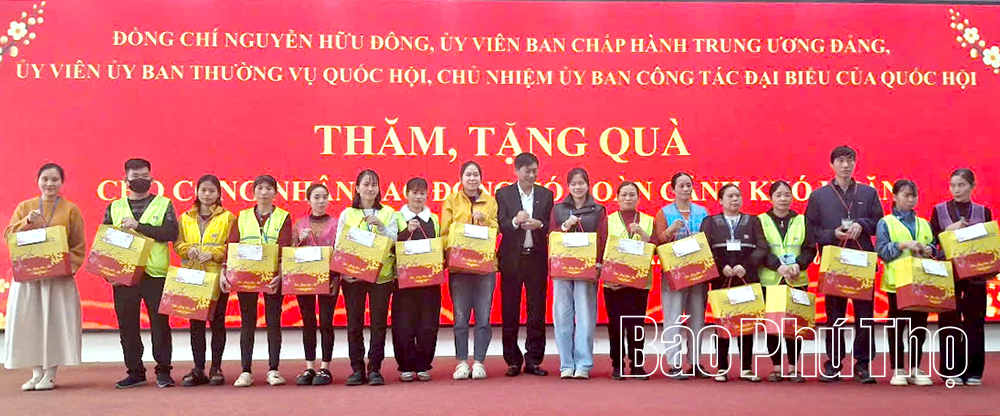 Chủ nhiệm Ủy ban Công tác đại biểu Quốc hội tặng quà công nhân lao động có hoàn cảnh khó khăn