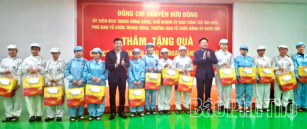 Chủ nhiệm Ủy ban Công tác đại biểu Quốc hội tặng quà công nhân lao động có hoàn cảnh khó khăn