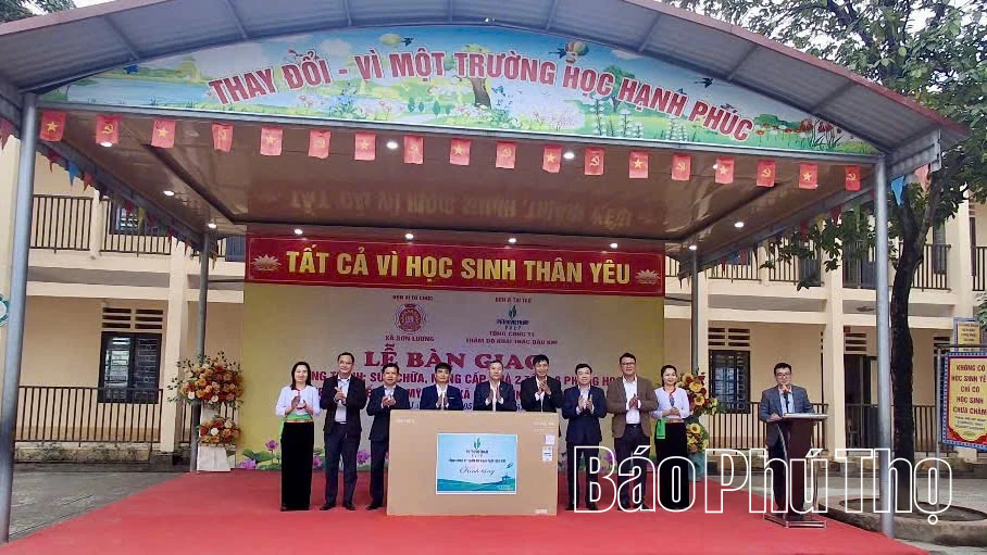 Chủ nhiệm Ủy ban Công tác đại biểu Quốc hội tặng quà công nhân lao động có hoàn cảnh khó khăn