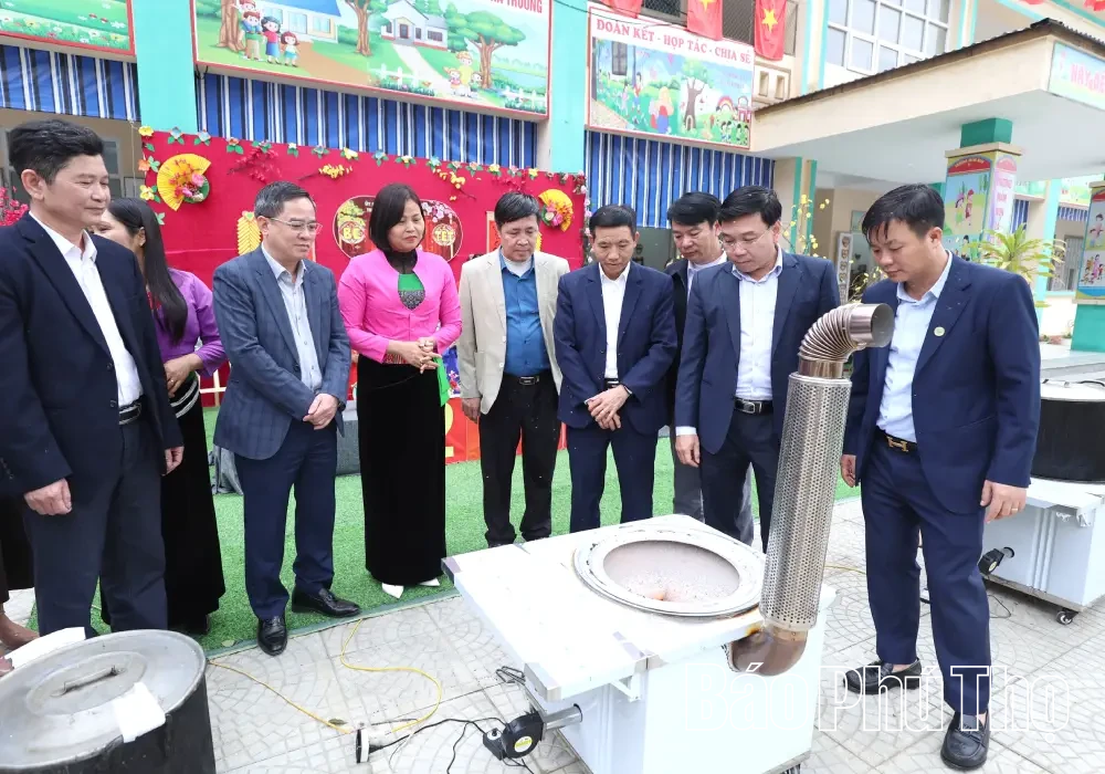 Tặng 115 suất quà cho hộ nghèo xã Thu Cúc