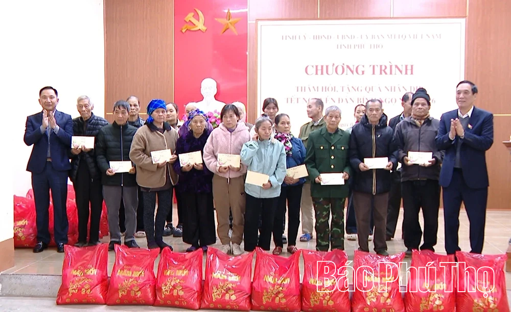 Đồng chí Bùi Minh Châu tặng quà Tết cho các hộ khó khăn tại Tân Sơn và Xuân Đài