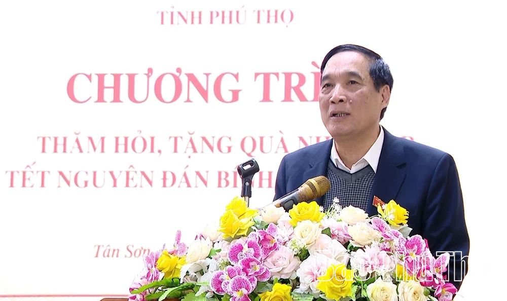 Đồng chí Bùi Minh Châu tặng quà Tết cho các hộ khó khăn tại Tân Sơn và Xuân Đài