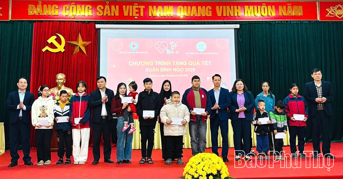 Trao học bổng, quà Tết tặng học sinh khuyết tật các xã Hoàng An, Tam Dương và Tam Dương Bắc