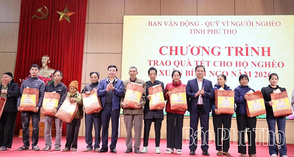 Trao 25 suất quà Tết tặng hộ nghèo xã Thái Hoà