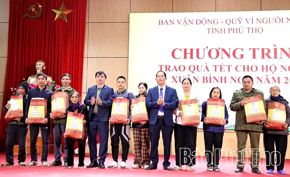 Trao 25 suất quà Tết tặng hộ nghèo xã Thái Hoà