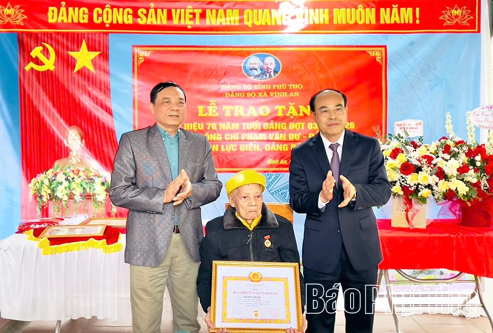 Giám đốc Báo và phát thanh, truyền hình Phú Thọ Vi Mạnh Hùng trao Huy hiệu Đảng và tặng quà tại xã Vĩnh An