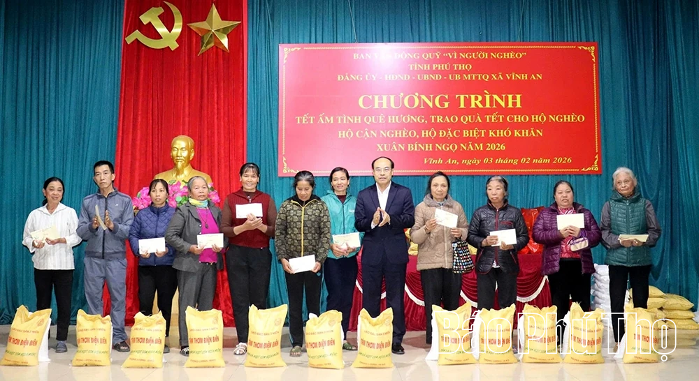 Giám đốc Báo và phát thanh, truyền hình Phú Thọ Vi Mạnh Hùng trao Huy hiệu Đảng và tặng quà tại xã Vĩnh An