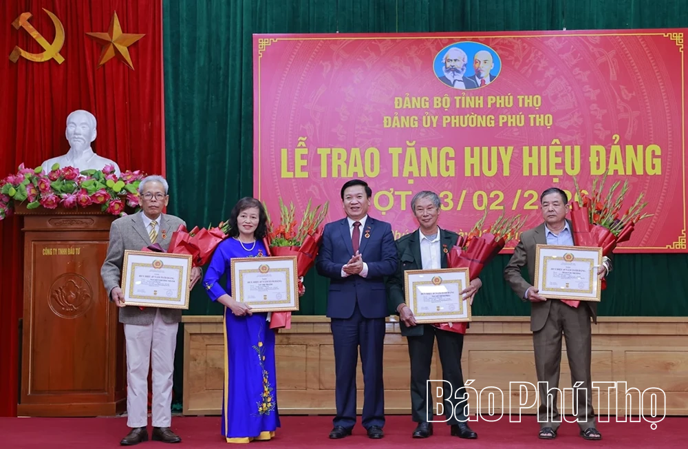 Phó Bí thư Thường trực Tỉnh ủy Bùi Văn Quang trao Huy hiệu Đảng tại phường Phú Thọ