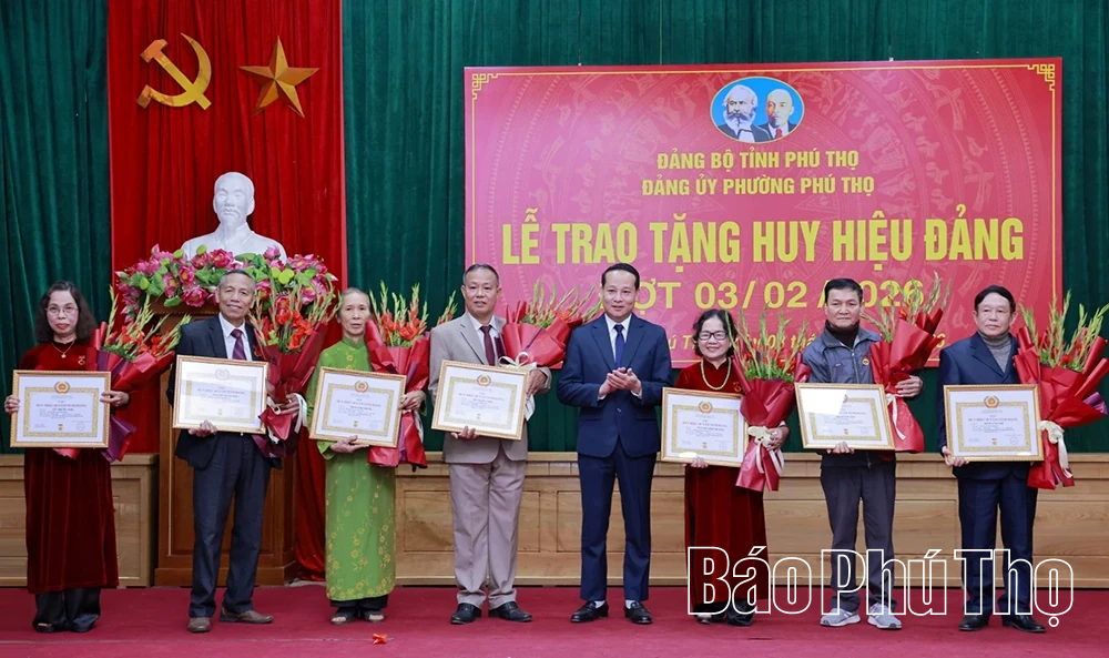 Phó Bí thư Thường trực Tỉnh ủy Bùi Văn Quang trao Huy hiệu Đảng tại phường Phú Thọ