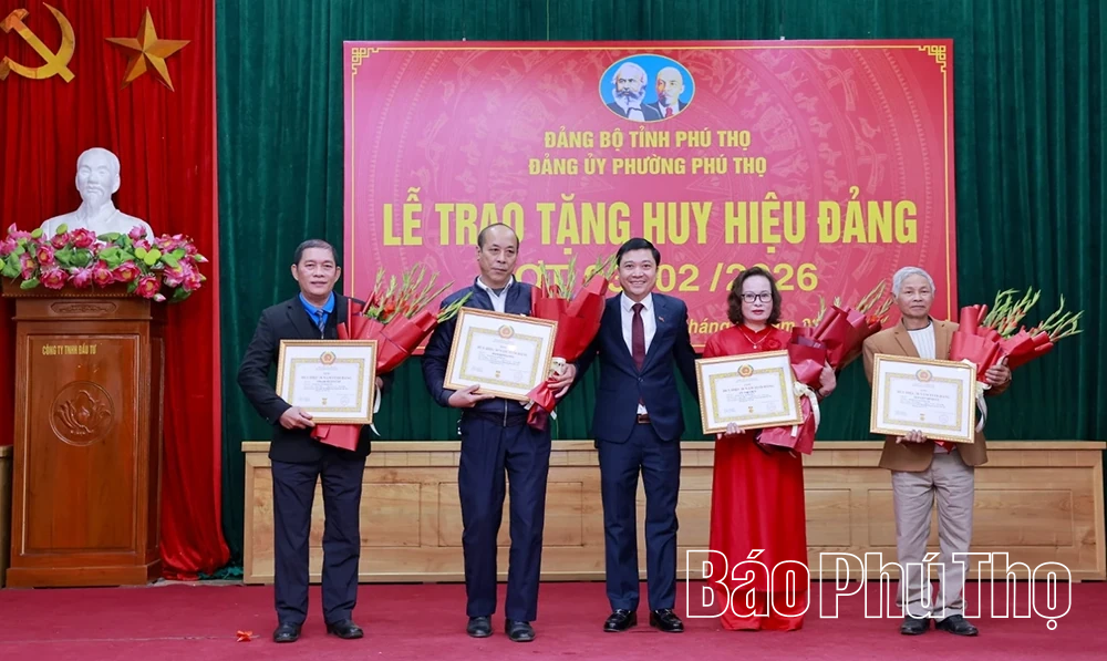 Phó Bí thư Thường trực Tỉnh ủy Bùi Văn Quang trao Huy hiệu Đảng tại phường Phú Thọ