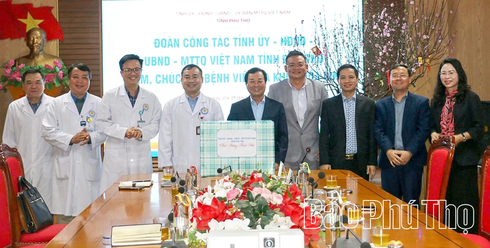 Phó Bí thư Thường trực Tỉnh ủy Bùi Văn Quang thăm, chúc Tết Đảng ủy phường Hòa Bình và Bệnh viện Đa khoa Hòa Bình