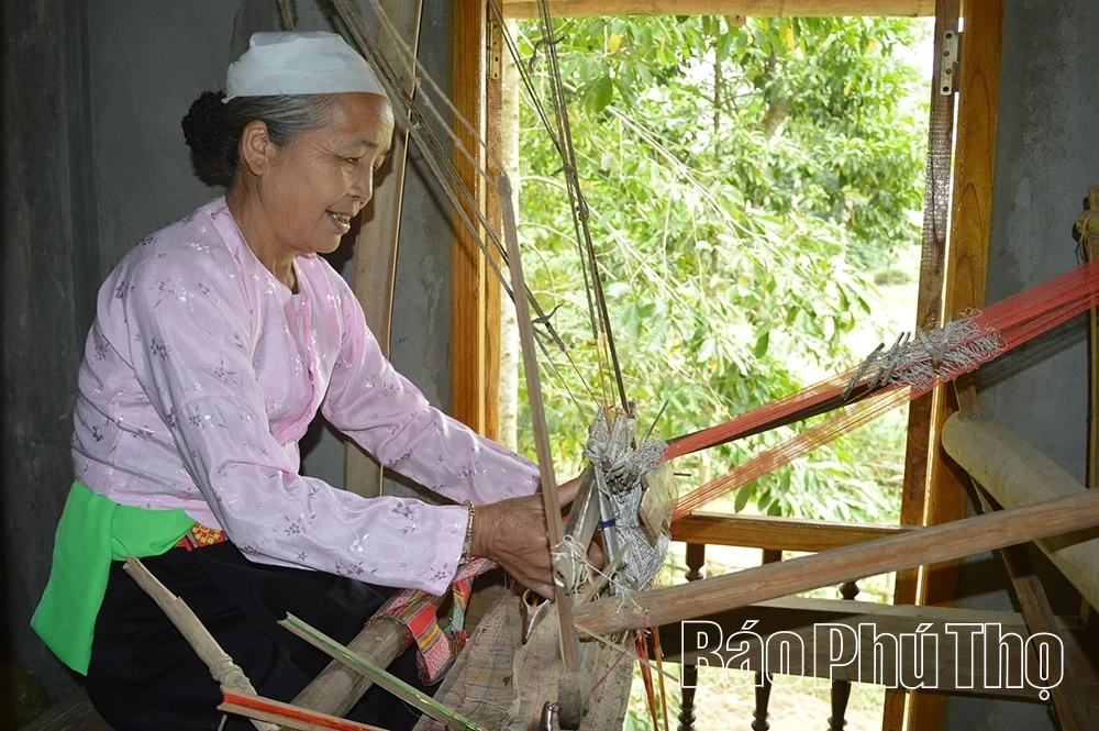 Về Mường Be mùa thêu gấm, dệt hoa