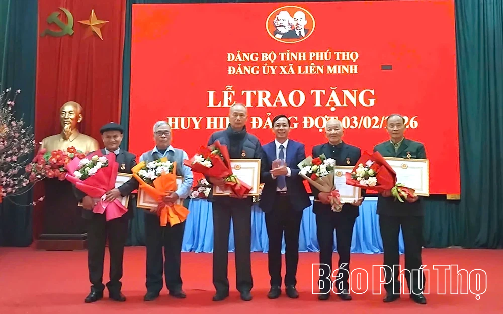 Phó Chủ tịch UBND tỉnh Nguyễn Huy Ngọc trao Huy hiệu Đảng tại xã Liên Minh