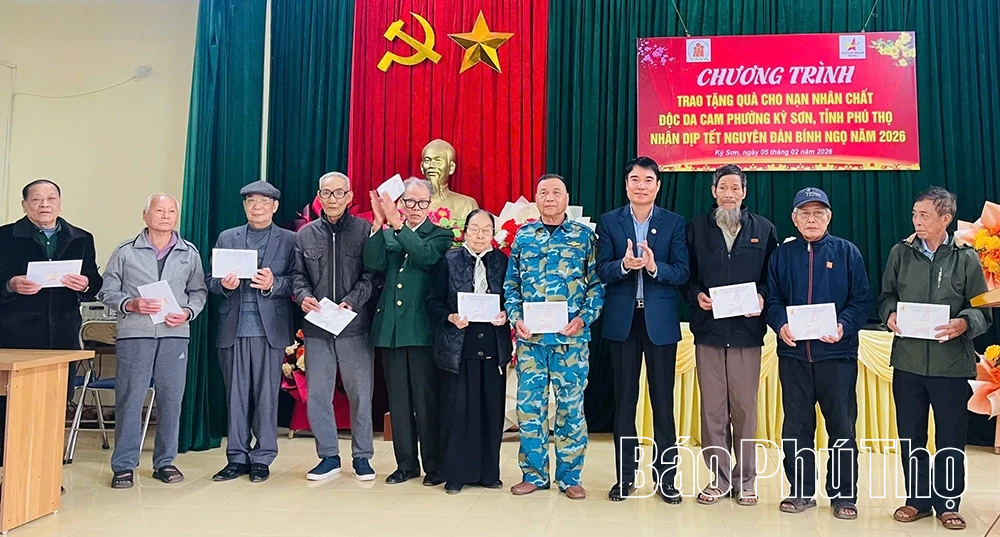 Trao 50 suất quà Tết tặng nạn nhân chất độc da cam tại phường Kỳ Sơn
