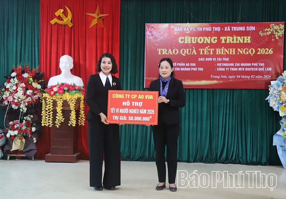 Báo và phát thanh, truyền hình Phú Thọ trao 380 suất quà Tết tặng người dân xã Trung Sơn