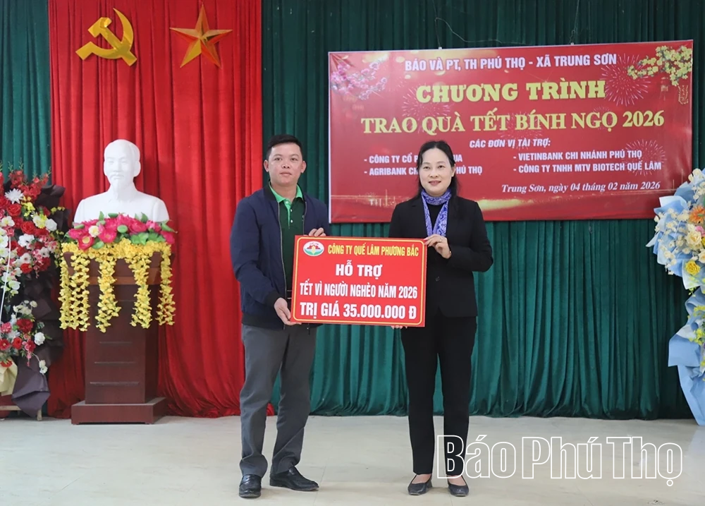 Báo và phát thanh, truyền hình Phú Thọ trao 380 suất quà Tết tặng người dân xã Trung Sơn