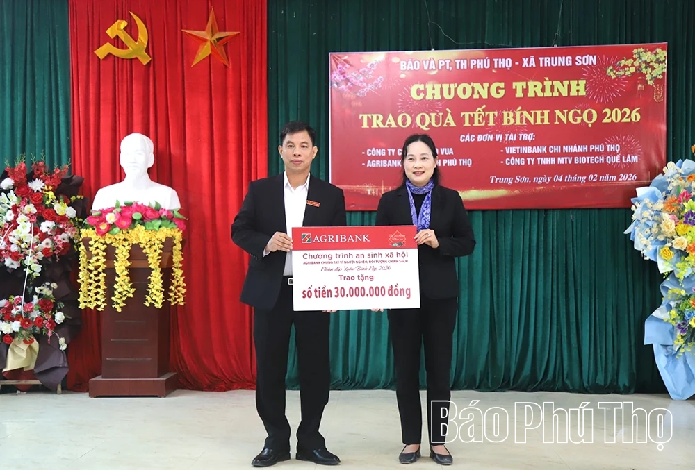 Báo và phát thanh, truyền hình Phú Thọ trao 380 suất quà Tết tặng người dân xã Trung Sơn