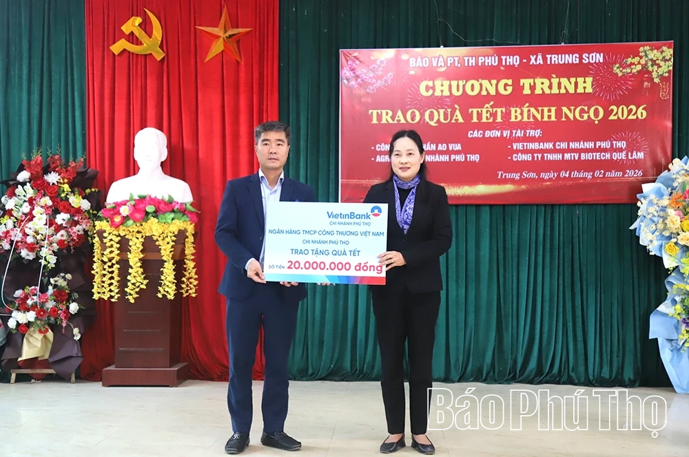 Báo và phát thanh, truyền hình Phú Thọ trao 380 suất quà Tết tặng người dân xã Trung Sơn