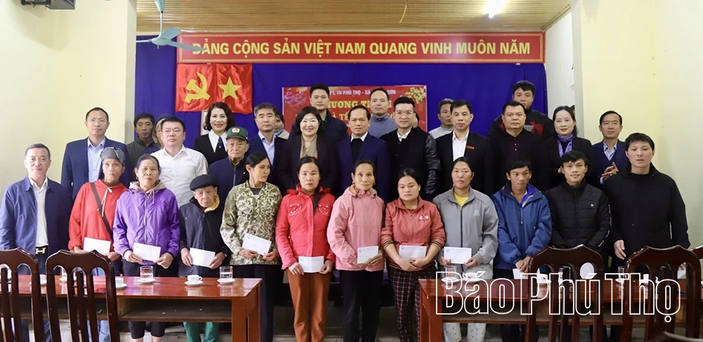 Báo và phát thanh, truyền hình Phú Thọ trao 380 suất quà Tết tặng người dân xã Trung Sơn