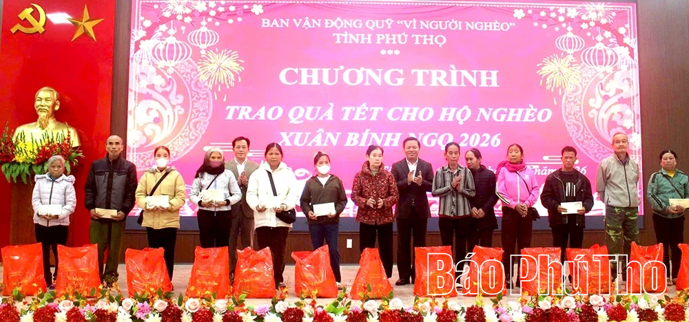 Phó Chủ tịch UBND tỉnh Phan Trọng Tấn trao quà Tết tại phường Tân Hòa