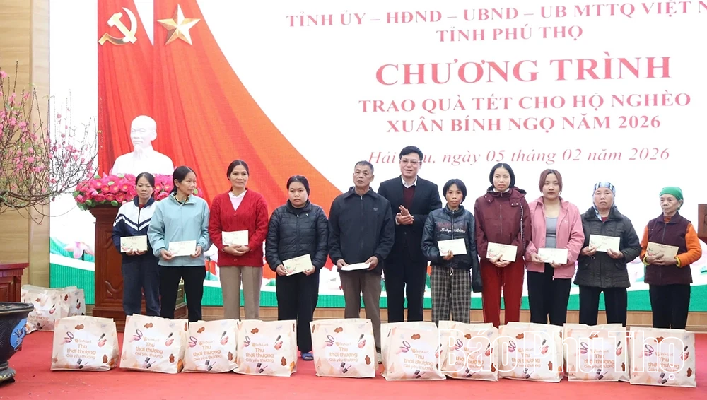 Trao quà Tết tặng hộ nghèo tại xã Hải Lựu