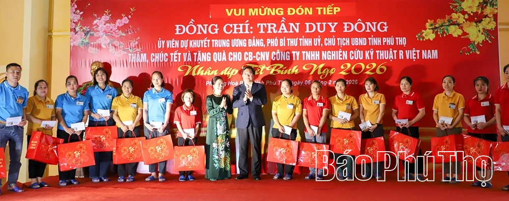 Chủ tịch UBND tỉnh Trần Duy Đông thăm, chúc Tết các doanh nghiệp