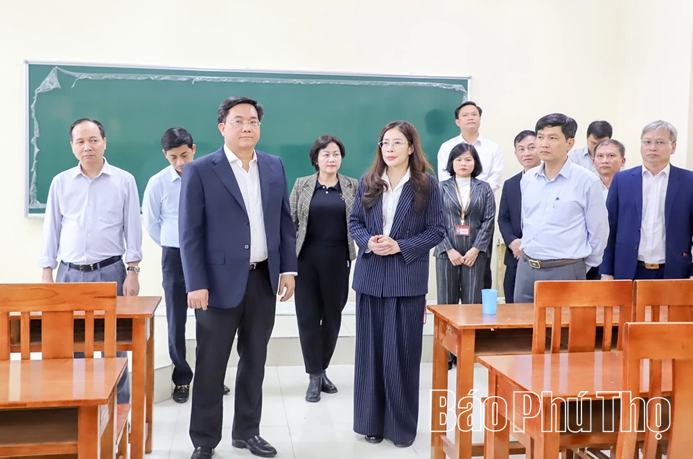 Chủ tịch UBND tỉnh Trần Duy Đông thăm, chúc Tết các doanh nghiệp