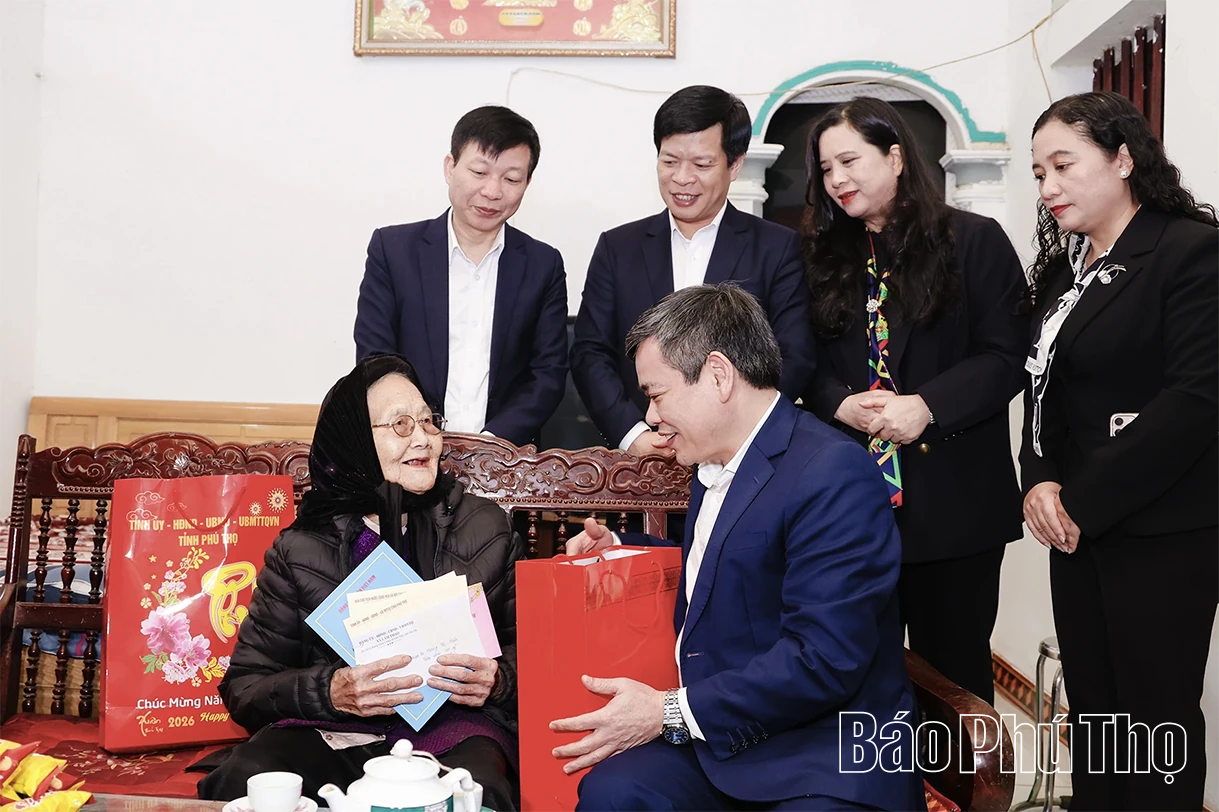 Phó Bí thư Tỉnh ủy Nguyễn Mạnh Sơn thăm, tặng quà Tết người có công tại xã Lâm Thao