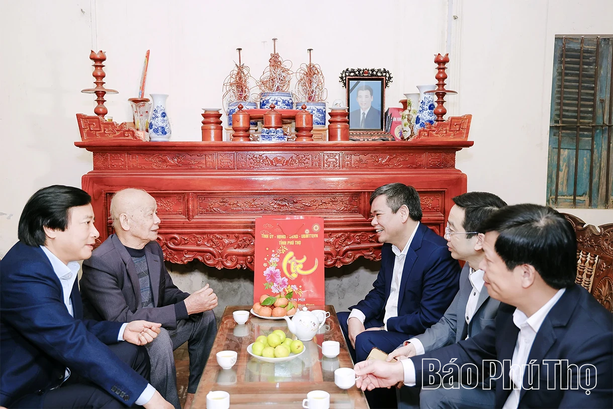 Phó Bí thư Tỉnh ủy Nguyễn Mạnh Sơn thăm, tặng quà Tết người có công tại xã Lâm Thao